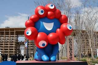 【悲報】ミャクミャク様、ガチで日本のキャラクター史に残る爆売れ……グッズ業者「生きてる間に2度とないレベル」