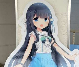 【画像】チー牛向けアニメの等身大パネル、落書きされるwwwwwwww